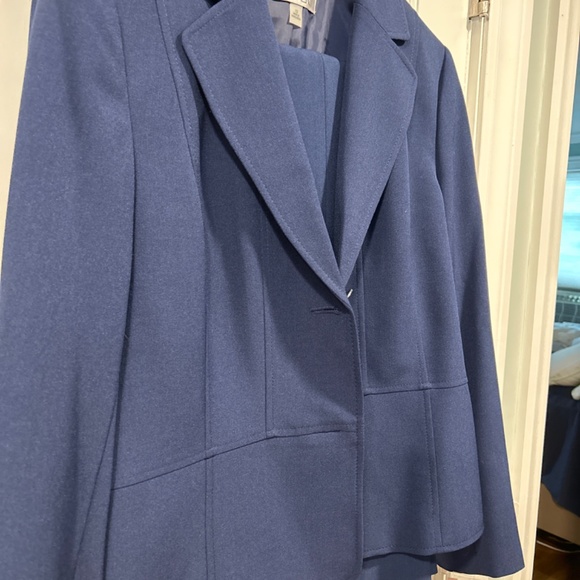 Women’s Navy Blue suit - Picture 4 of 4